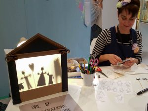 Eliza Meneghin with her paper theatre - Creative Mamy - Abilmente Primavera 2017 - Vicenza, Italy - www.rossiwrites.com