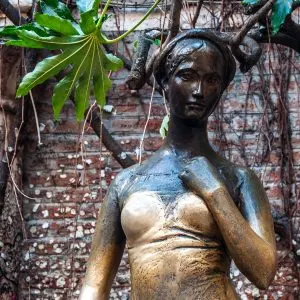Juliet's statue - Juliet's House, Verona, Italy - www.rossiwrites.com