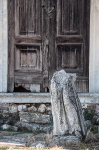 The broken statue in front of Oratorio Sermondi - Colli Berici, Vicenza, Italy - www.rossiwrites.com
