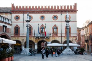 The main square - Ravenna, Italy - www.rossiwrites.com