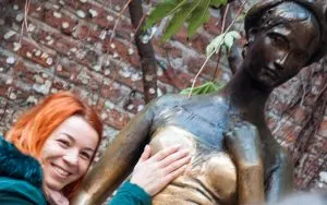 Touching Juliet's statue right breast for good luck in love - Juliet's House, Verona, Italy - www.rossiwrites.com