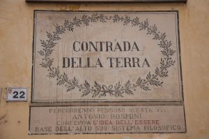 Contrada della Terra with a commemorative plaque dedicated to Italian philosopher Antonio Rosmini - Rovereto, Trentino, Italy - www.rossiwrites.com