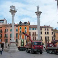 Erecting the symbol of Vicenza - La Rua for the historical procession and celebration Il Giro della Rua 2017 - Vicenza, Veneto, Italy - www.rossiwrites.com