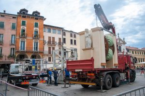 Erecting the symbol of Vicenza - La Rua for the historical procession and celebration Il Giro della Rua 2017 - Vicenza, Veneto, Italy - www.rossiwrites.com