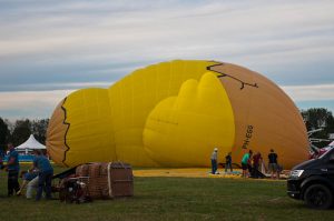 Getting the Chicken balloon ready - Ferrara Balloons Festival 2016 - Italy - www.rossiwrites.com