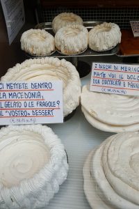 Window display with merengues - Bologna, Emilia-Romagna, Italy - www.rossiwrites.com