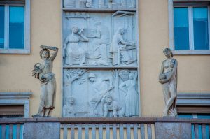 Bas-relief on a building in Schio - British Day Schio - Veneto, Italy - www.rossiwrites.com