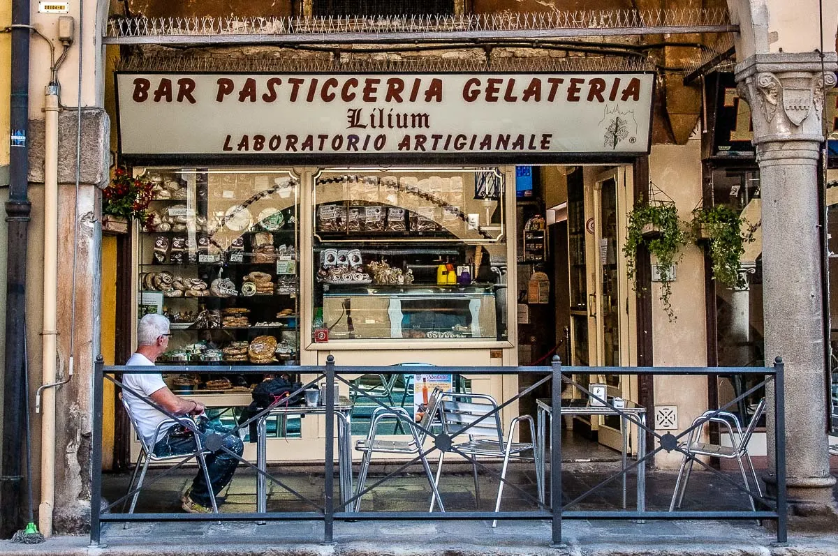 Traditional Italian pasticceria with tables and chairs underneath a portico - Padua, Italy - rossiwrites.com