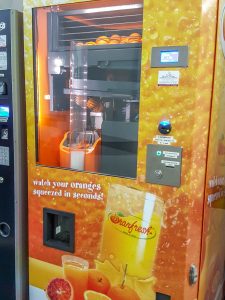 Fresh orange juice machine - Vicenza, Italy - www.rossiwrites.com