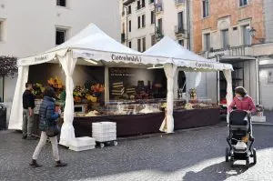Market stall selling artisan chocolate - Vicenza, Italy - rossiwrites.com