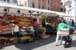 Shopping at the market - Padua, Italy - rossiwrites.com