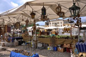 Stall with chandeliers at the antiques market - Piazzola sul Brenta, Veneto, Italy - rossiwrites.com
