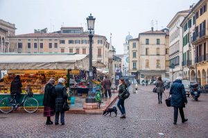 The daily market on Piazza della Fruta - Padua, Veneto, Italy - www.rossiwrites.com