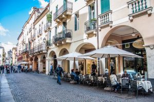 Traditional Italian cafe with an alfresco sitting area - Vicenza, Italy - rossiwrites.com