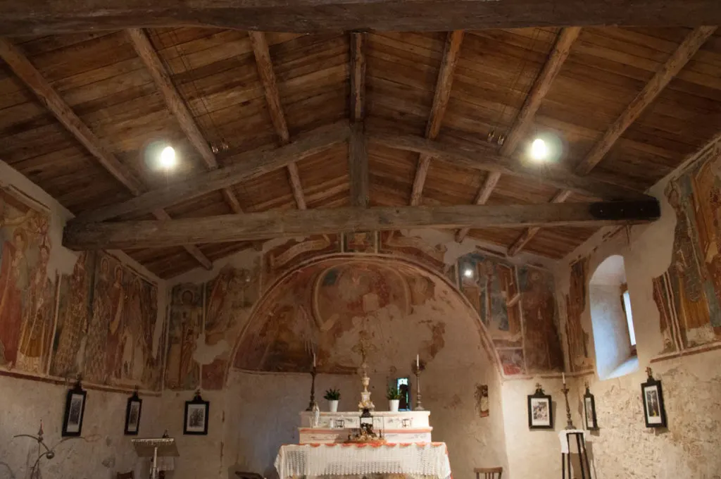 В църквата Св. Пиетро във Винколи в средновековното селце Кампо ди Брендзоне - Езерото Гарда, Италия - rossiwrites.com