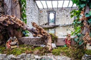 Nativity Scene on the windowsill of a ruined house - Campo di Brenzone, Lake Garda, Italy - www.rossiwrites.com