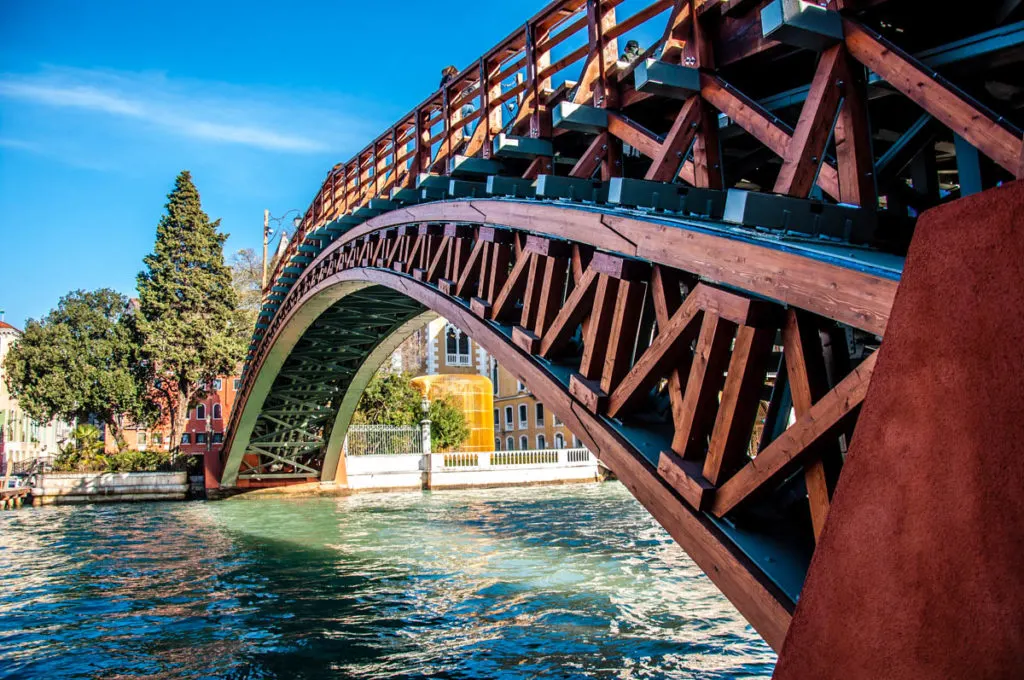 Ponte Ruga Bella lies in the heart of Venice, Italy away from the tourist  attractions of Piazza San Marco and the Rialto Bridge Stock Photo - Alamy