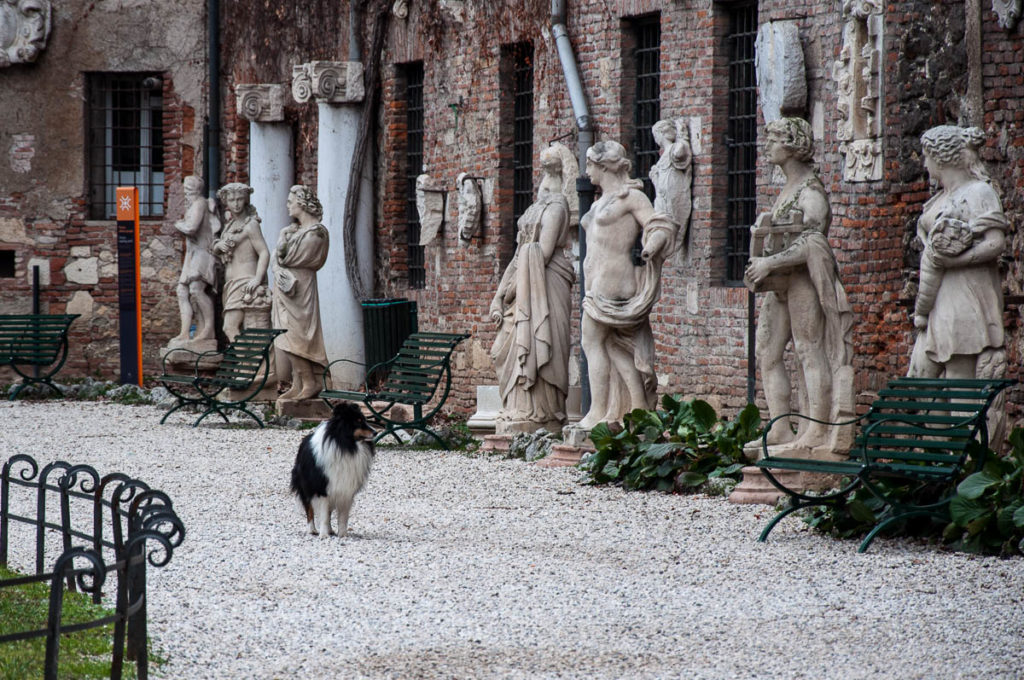 Appreciating art - Garden of Teatro Olimpico - Vicenza, Veneto, Italy - rossiwrites.com