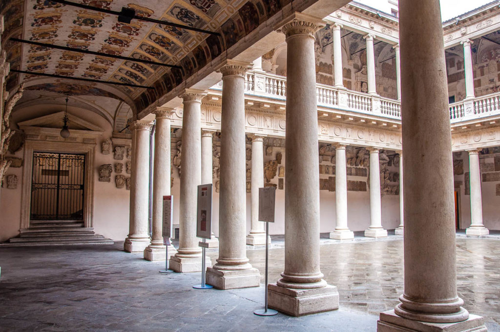 Монументалният двор на Палацо Бо - Университетът на Падуа - Венето, Италия - rossiwrites.com