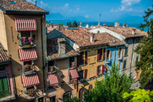 Colourful houses - Desenzano del Garda, Lombardy, Italy - rossiwrites.com