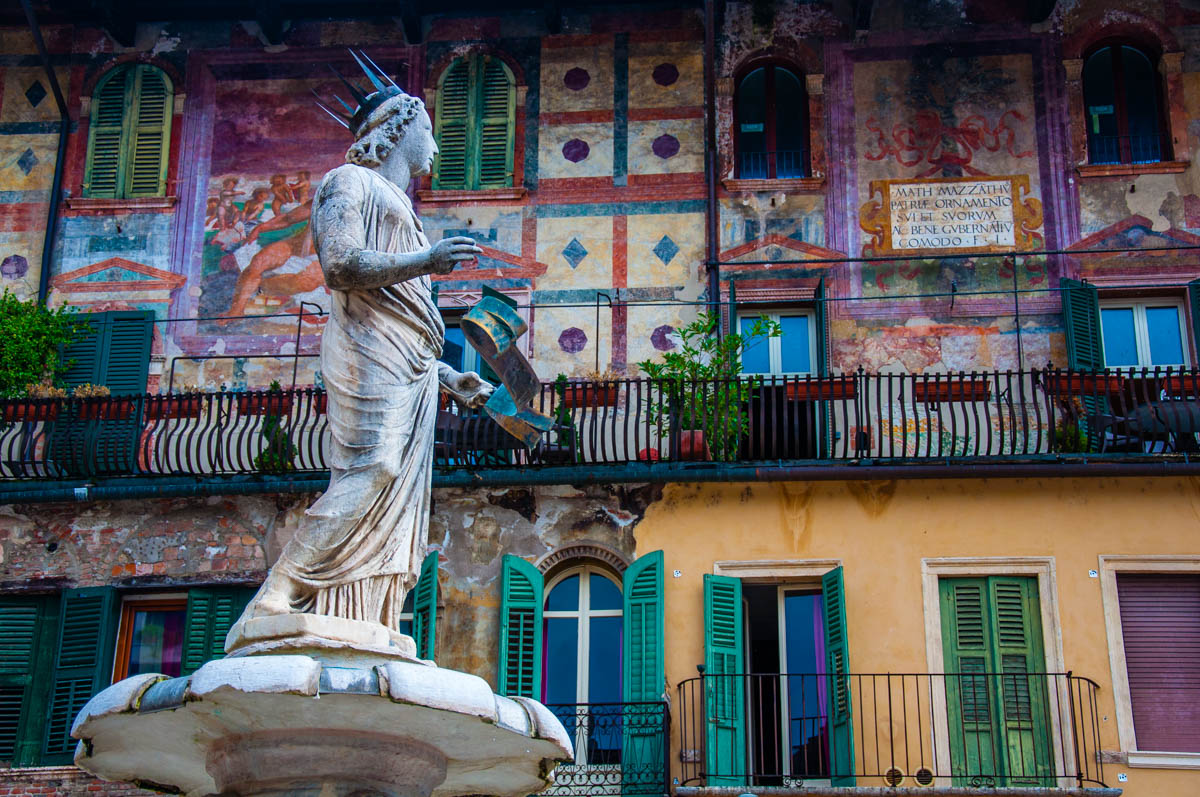 Madonna Verona fountain with the Mazzanti Houses - Verona, Veneto, Italy - rossiwrites.com