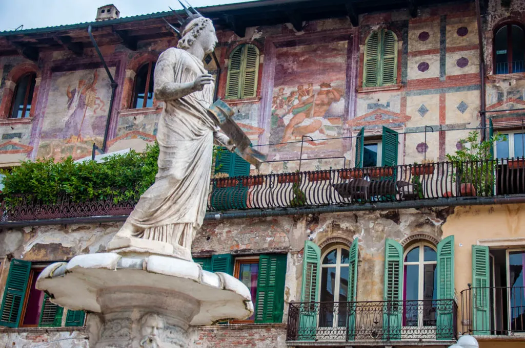 Madonna Verona fountain with the Mazzanti Houses - Verona, Veneto, Italy - rossiwrites.com