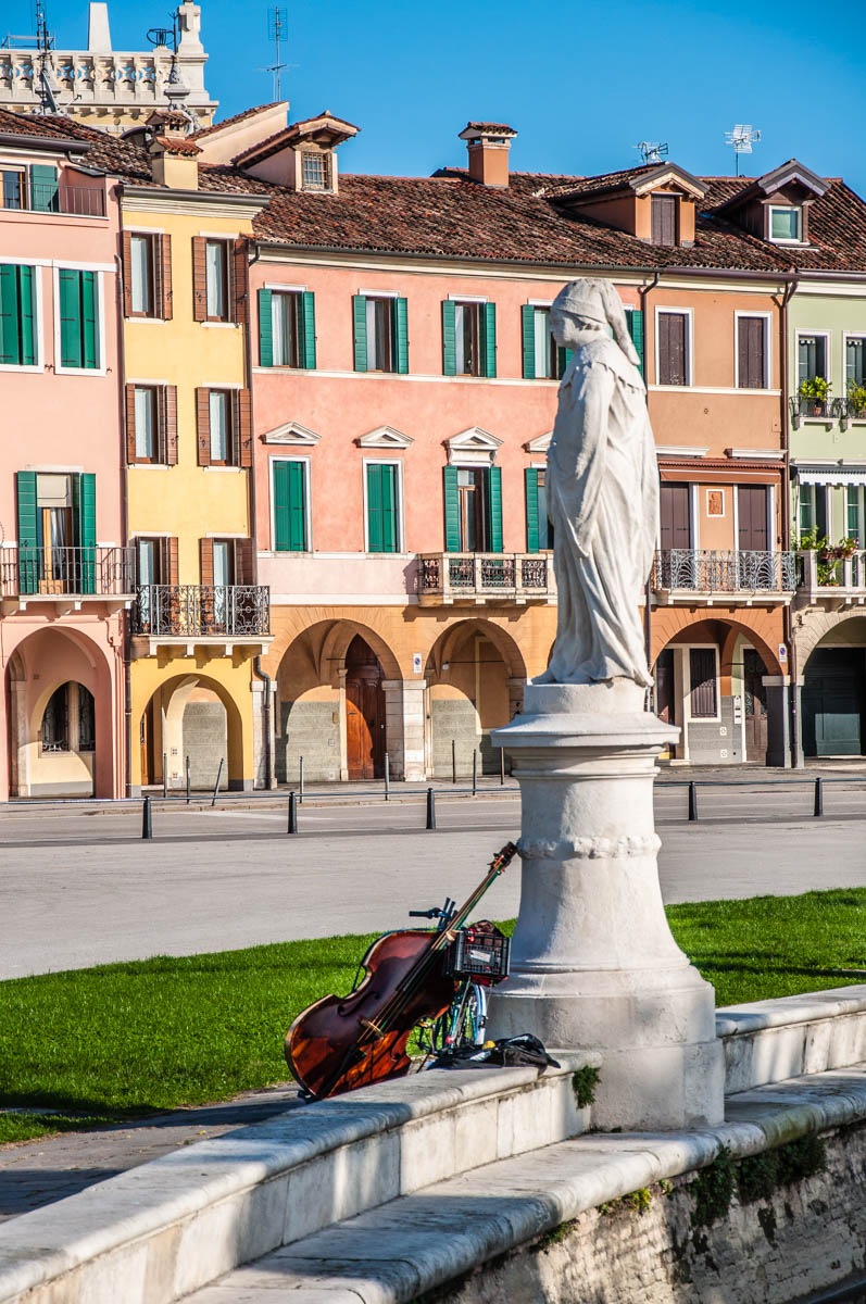Statue and a violoncello at Prato della Valle - Padua, Veneto, Italy - rossiwrites.com