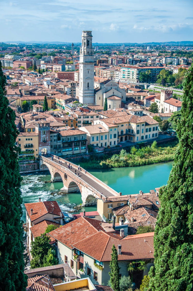 Панорамен изглед с римския мост Понте Пиетра - Верона, Италия - rossiwrites.com