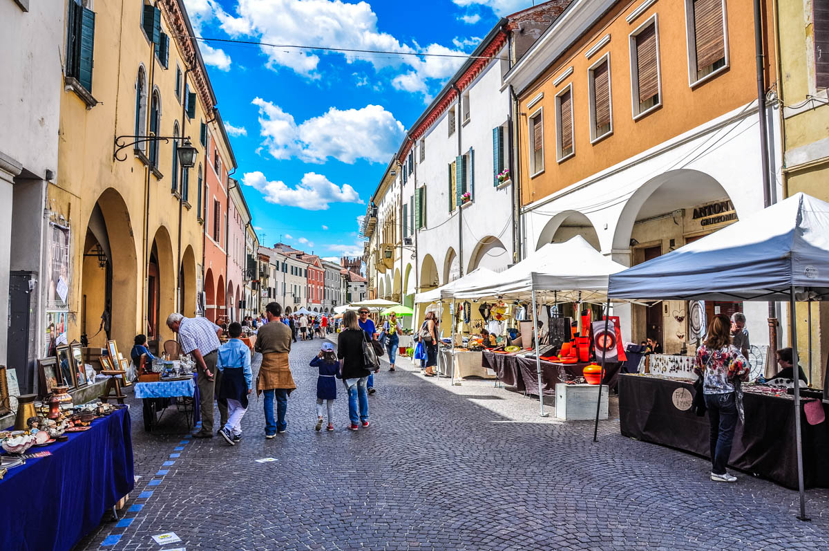 The monthly antiques and collectibles market - Montagnana, Veneto, Italy - rossiwrites.com