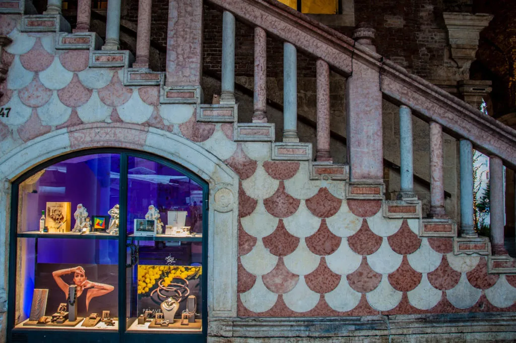 A jewellery window in the Basilica Palladiana - Vicenza, Italy - rossiwrites.com