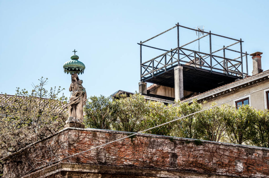 Typical Venetian altana and a statue of the Virgin Mary - Venice, Italy - rossiwrites.com