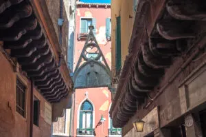 Arco del Paradiso with traditional barbacani - Calle del Paradiso - Castello, Venice, Veneto, Italy - rossiwrites.com