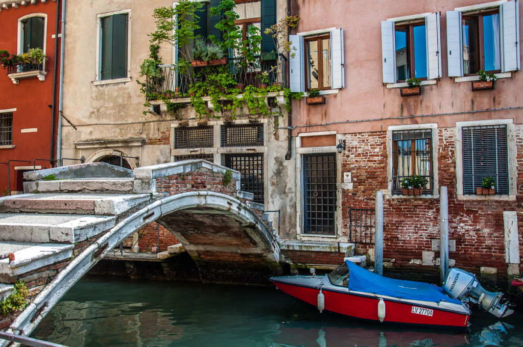 Ponte Chiodo in the sestiere of Cannaregio - Venice, Italy - rossiwrites.com