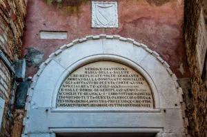 Sotoportego di Corte Nova - Venice, Italy - rossiwrites.com