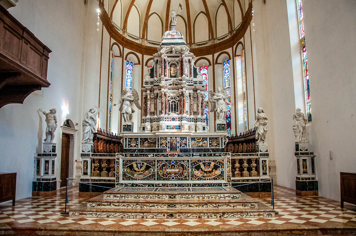 The altar in the Church of Santa Corona - Vicenza, Italy - rossiwrites.com