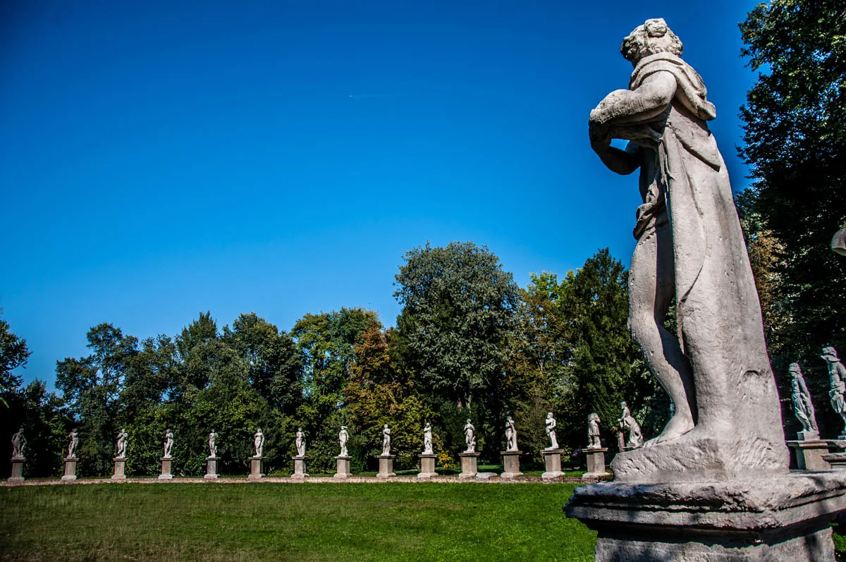 A view of the statues of La Cavallerizza - Parco Villa Bolasco - Castelfranco Veneto, Italy - www.rossiwrites.com