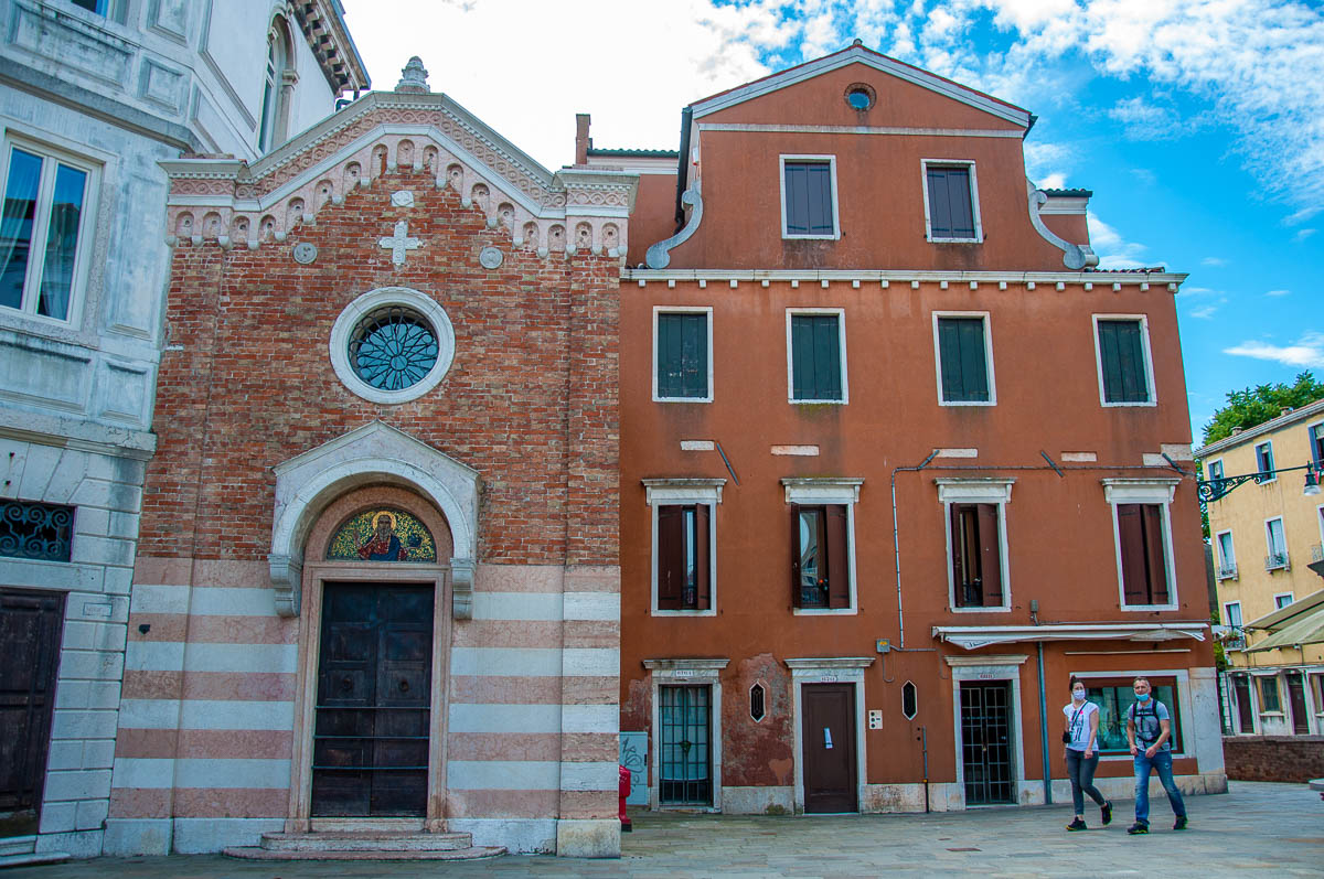Calle della Chiesa in Dorsoduro - Venice, Italy - rossiwrites.com