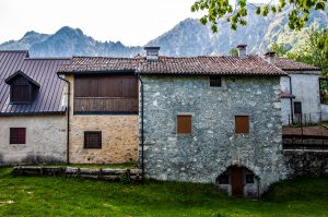 Houses in Casare Asnicar - Sentiero dei Grandi Alberi - Province of Vicenza, Veneto, Italy - rossiwrites.com