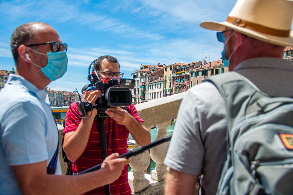 Italian TV station interviewing passers-by on Rialto Bridge - Venice, Italy - rossiwrites.com