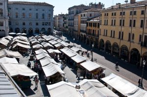 Market day at Piazza delle Erbe - Padua, Veneto, Italy - rossiwrites.com