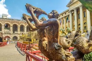 Пиаца Бра с Арена ди Верона и декорите за Оперния фестивал - Верона, Италия - rossiwrites.com