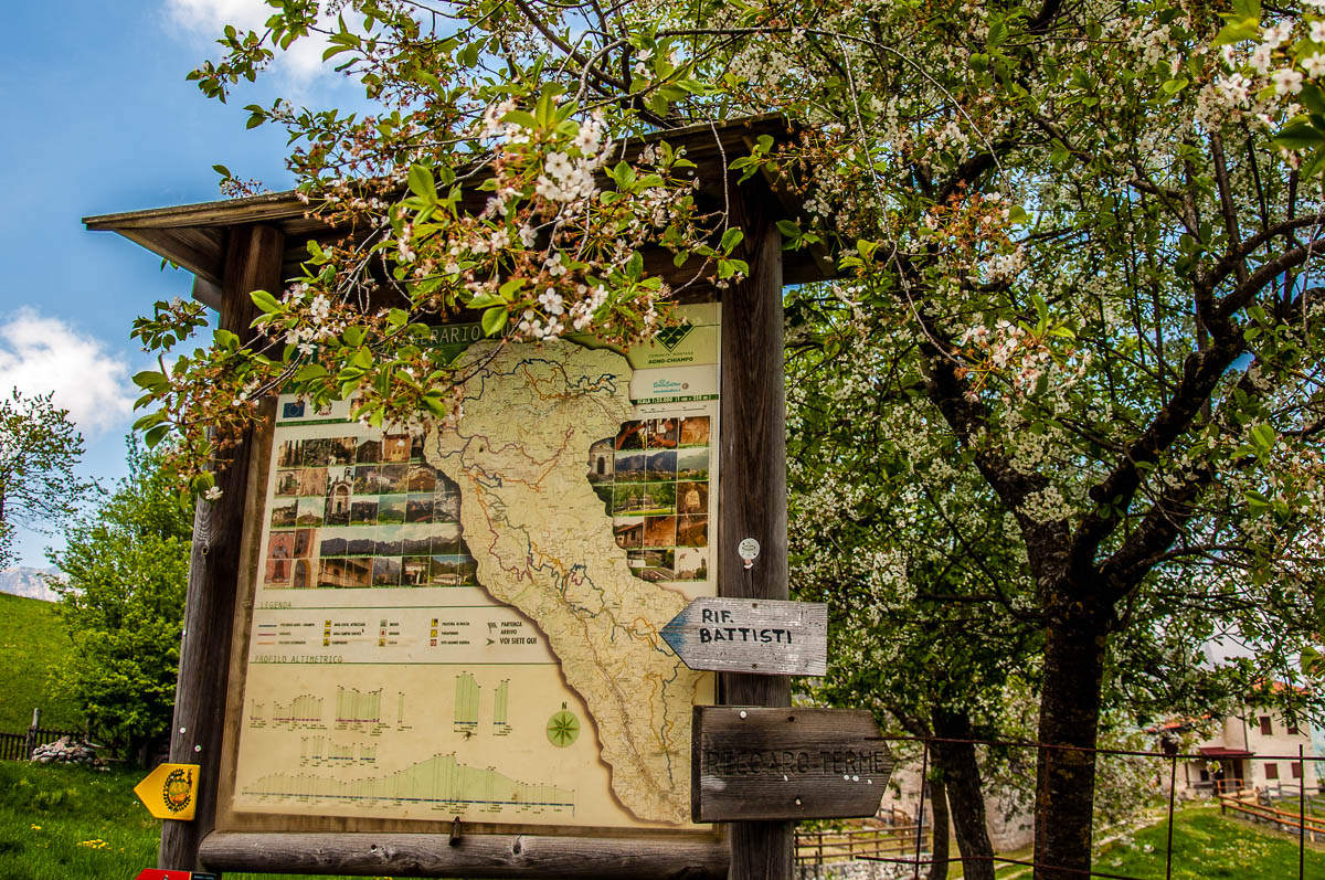 The information board at the start of the hike - Casare Asnicar - Sentiero dei Grandi Alberi - Province of Vicenza, Veneto, Italy - rossiwrites.com