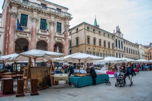 The monthly antiques market - Piazza dei Signori - Vicenza, Veneto, Italy - rossiwrites.com