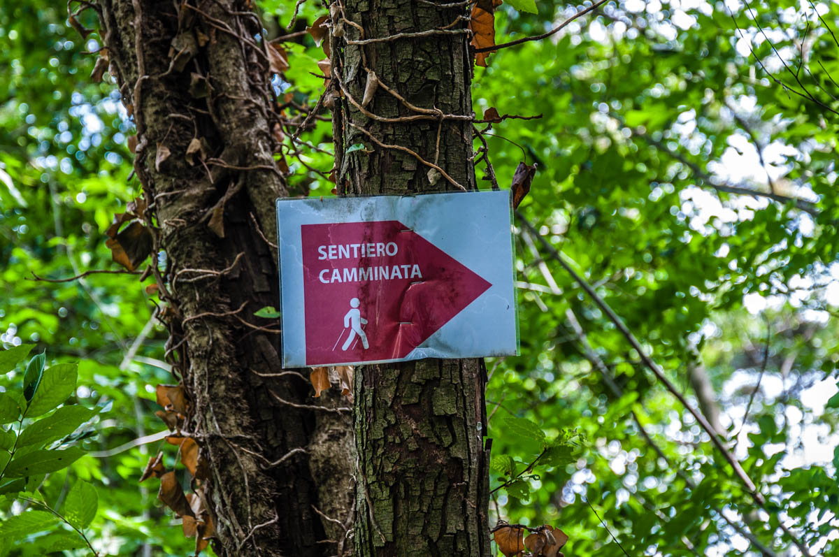 A sign pointing the path forward - Rocca di Garda, Lake Garda, Italy - rossiwrites.com