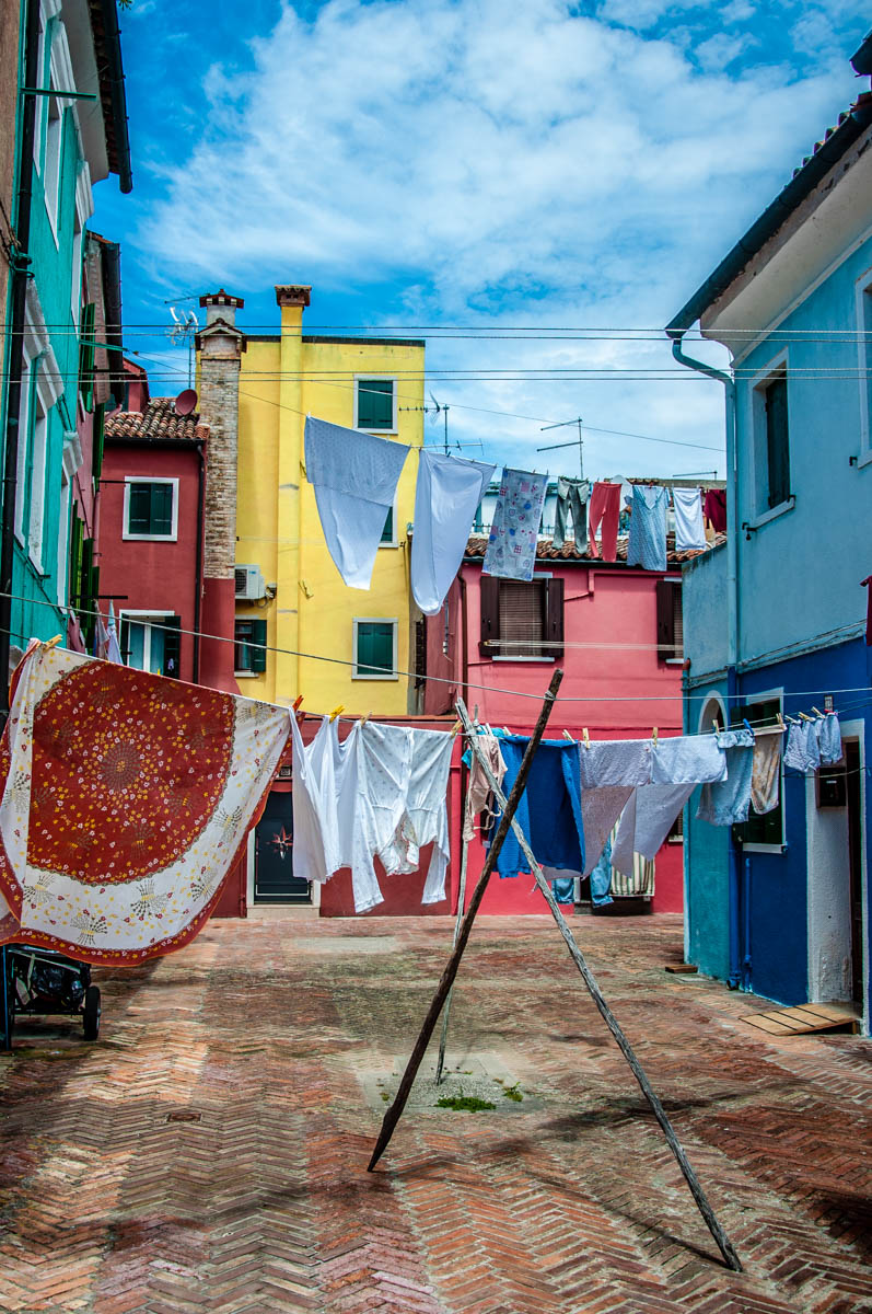 Clotheslines with freshly laundered clothes and colourful houses - Burano, Veneto, Italy - rossiwrites.com