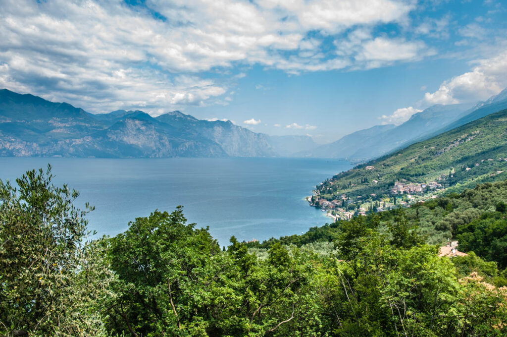 Панорамен изглед от пътеката, водеща от селцето Креро до висящия мост - Езерото Гарда, Италия - rossiwrites.com