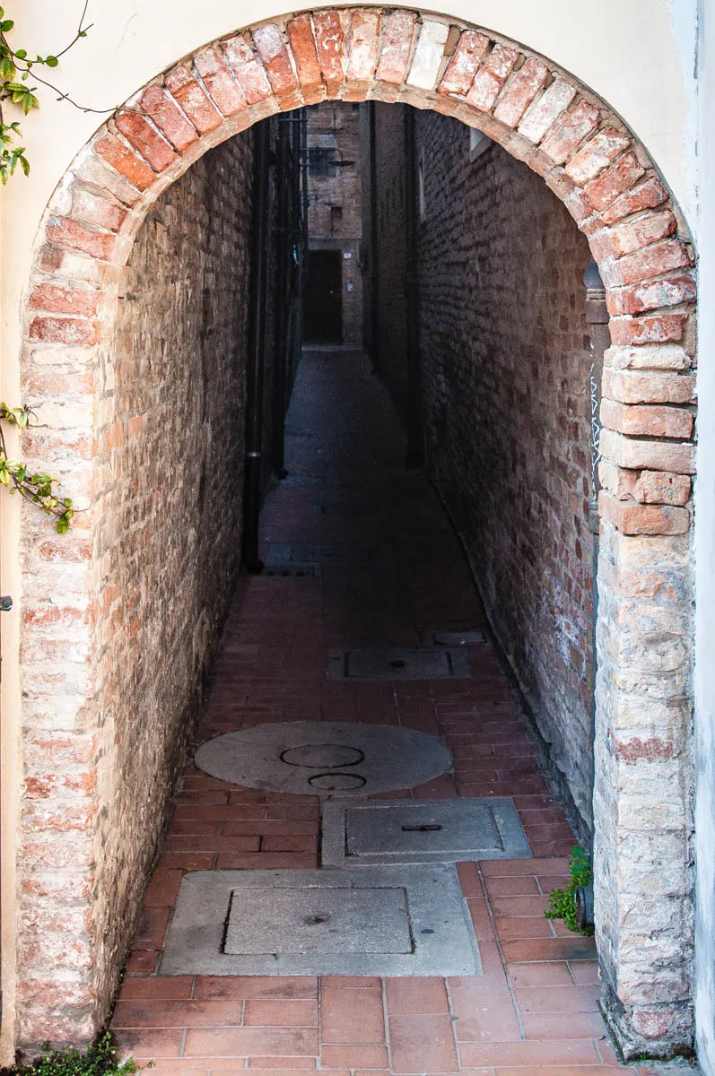 Vicolo degli Amori - Lovers' Lane - Bagnacavallo, Province of Ravenna - Emilia-Romagna, Italy - rossiwrites.com