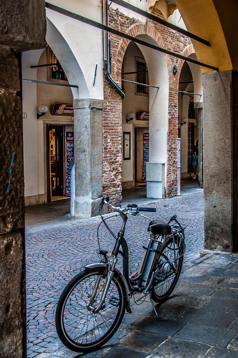 Bicycle parked under a portico - Padua, Veneto, Italy - rossiwrites.com