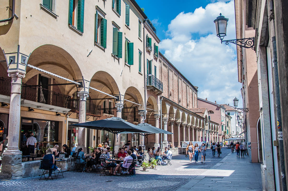 Coffee shop on the main street - Padua, Veneto, Italy - rossiwrites.com