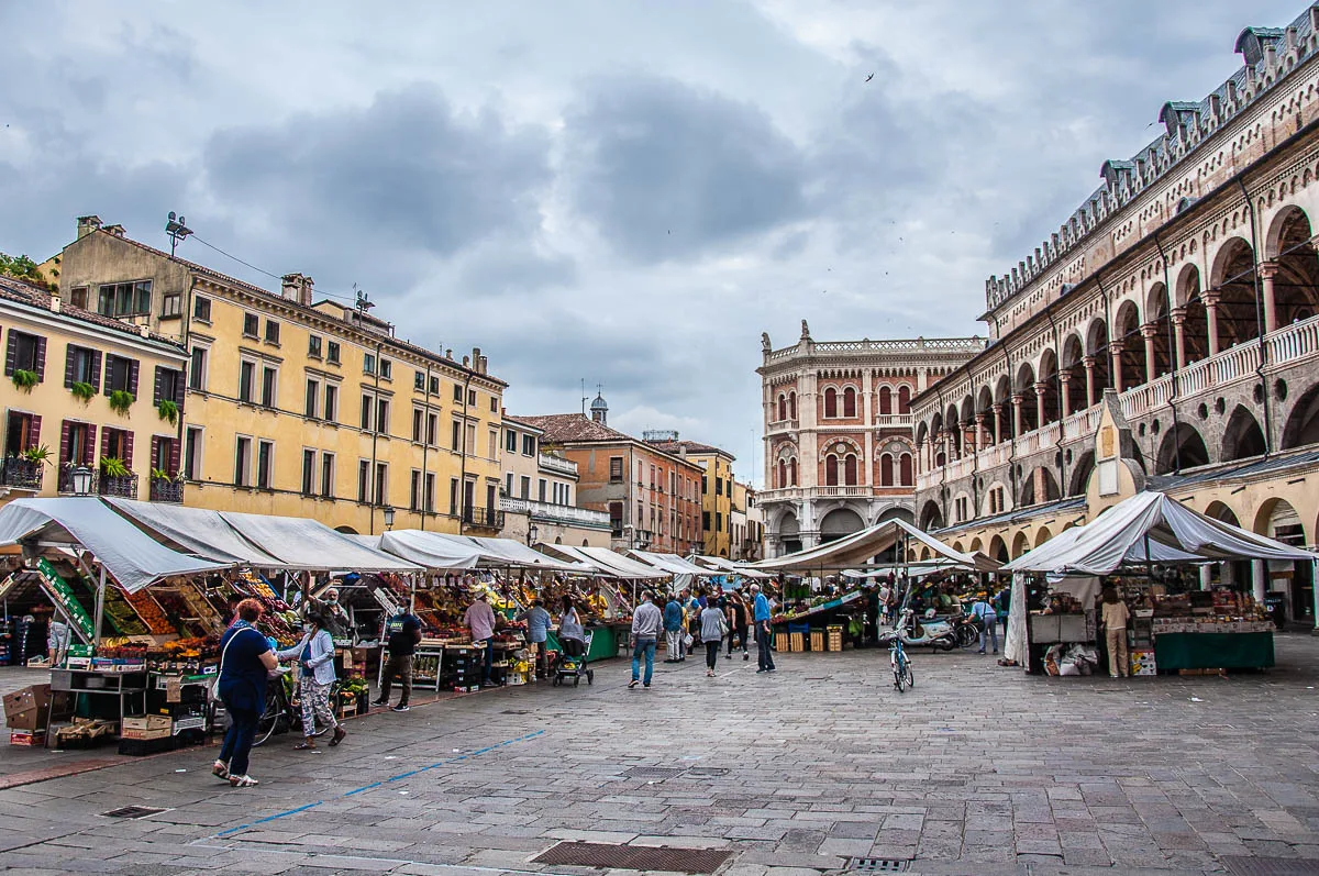Piazza delle Erbe with the daily market and Palazzo della Ragione - Padua, Veneto, Italy - rossiwrites.com